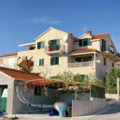 Apartments and rooms with parking space Bol, Brac - 2926