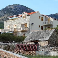 Apartments with parking space Bol, Brac - 2900