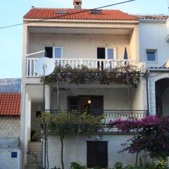 Apartments with parking space Bol, Brac - 2884