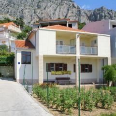 Apartments with a parking space Omis - 2751