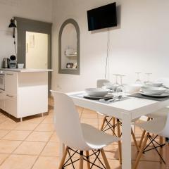 2 Rooms next to a market and Piazza Santa Croce - HomeUnity