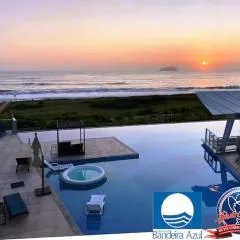 Apê estilo Resort c/ pé na areia e vista mar, próximo ao Beto Carrero