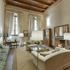 Raffaello apartment with fireplace in Oltrarno