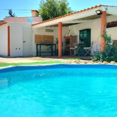 Suite in a rustic house with swimming pool