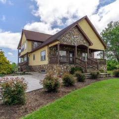 Hot Tub, Views & Game Room - 20 min to Downtown Asheville!