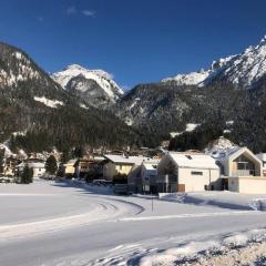 Urban Mountain Splitlevel with Lake View