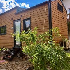 Tiny House mit Saunafass und Garten