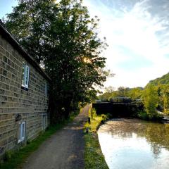 Cosy cottage with a canal view