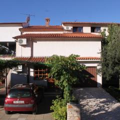 Apartments with parking space Fazana - 7153