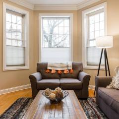 The Wrigleyville Deluxe -Steps from Wrigley Sleeps 10