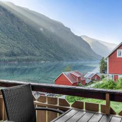 Cabin alongside the beautiful fjærlandsfjord
