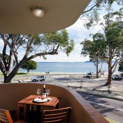 Columbia, 3 12 Columbia Close - large unit with fantastic water views and wifi