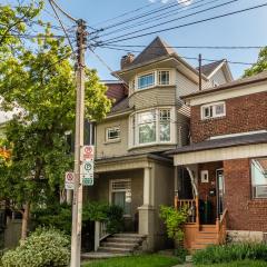 Cozy 5 Bedroom House in Downtown Toronto by GLOBALSTAY