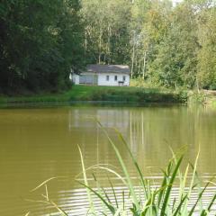 Deux étangs poissonneux au milieu des bois avec gîte moderne, la halte des deux lacs