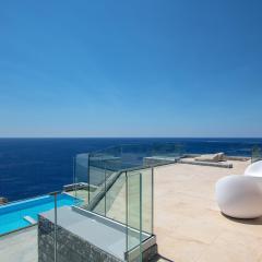 Seafront luxury villa with infinity pool & devine views!