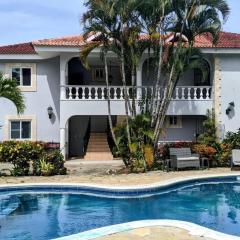Lovely 1-Bedroom Condo with Pool, walking distance to the beach