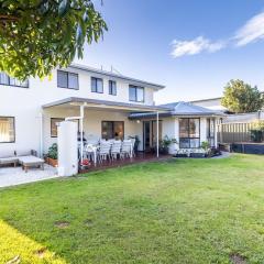 Akoya House 122 Tomaree Rd Pet friendly linen air conditioning WiFi and boat parking