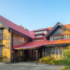 Northwood Cottage by VEO - 3BR Vinatge Interiors 120 years old Heritage Villa with inhouse cook