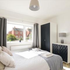 Alderton House - Spacious 3 Bed with Parking