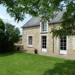 Maison de charme en pierres, 5 chambres, jardin clos, terrasse, calme, ping-pong, proche loisirs. - FR-1-410-150