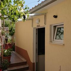 Apartments with a parking space Omis - 15330