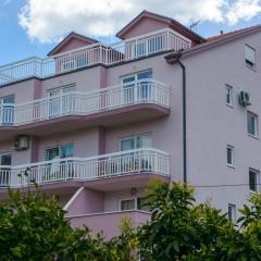 Apartments with parking space Trogir - 15440