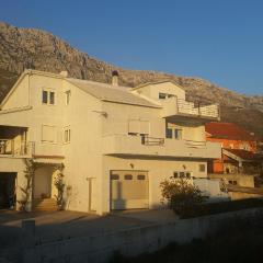 Apartments with a parking space Kastel Gomilica, Kastela - 15696