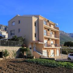 Apartments with a parking space Kastel Sucurac, Kastela - 16209