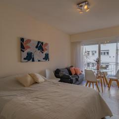 Berlina Hermoso ambiente c/balcón a la calle