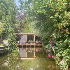 Casa aan de Plas, B&B met sauna en hottub of jacuzzi