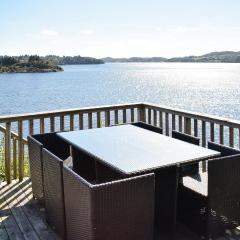 Nice Home In Frresfjorden With Wifi And 2 Bedrooms