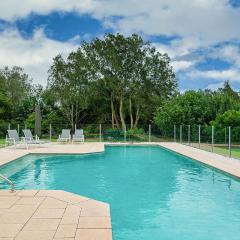 Coast and Country Estate - 15m Heated Pool and Minutes to Beach