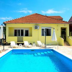 Family friendly house with a swimming pool Sukosan, Zadar - 19564