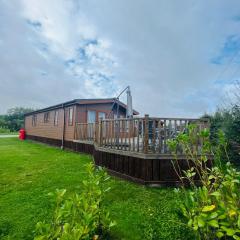 Hedgerow Lodge with Hot Tub