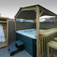 HOT TUB JACUZZI on private terrace FREE GATED PARKING sleeps 8