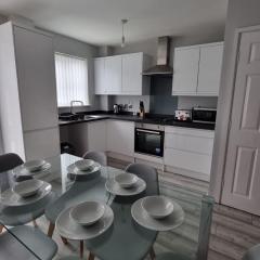 Beautiful 4 bed home, Sleeps 8, driveway parking, With sky & BT sports