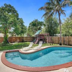 Tropical Oasis+heated Pool-4BR/KINGS/1mi to BEACH!