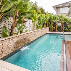 Sleek Tropical Oasis / Bridgeman Downs, QLD