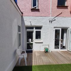SINGER HOUSE BEACH , SLEEPS 6, self GARDEN Always Happy to Help you ,24 Hour Reception , PERFECT for the ELDERLY GROUND FLOOR LARGE GARDEN 2 BEDROOM APARTMENT, PRIVATE GATE & PRIVATE CAR SPACE & KITCHEN , LARGE WALK IN SHOWER , Opposite PAIGNTON PIER