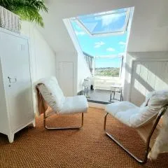 West Hill Retreat Chic Loft Seaview Balcony Studio
