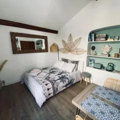 Jolie studio climatisé avec parking et proche de la mer