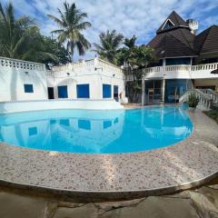 3 Bed Villa - Sleeps 6 - Pool - Garden - Parking