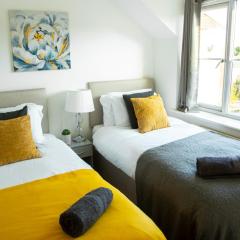 Cosy 2 Bed Flat Sleeps 4 with Free Parking by Amazing Spaces Relocations Ltd