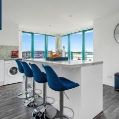 THE PENTHOUSE, Spacious, Stunning Views, Foosball Table, 3 Large Rooms, Central Location, River Front, Tay Bridge, V&A, 2 mins to Train Station, City Centre, Lift Access, Parking, WiFi, Mid-Stay Rates Available by SUNRISE SHORT LETS