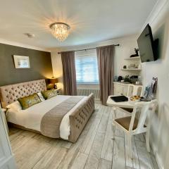 THE KNIGHTWOOD OAK a Luxury King Size En-Suite Space - LYMINGTON NEW FOREST with Totally Private Entrance - Key Box entry - Free Parking & Private Outdoor Seating Area - Town ,Shops , Pubs & Solent Way Walking Distance & Complimentary Breakfast Items