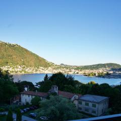 The Blue - lake / city view modern apt near villa Olmo