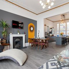 Beach access, Modern & Spacious 2 bed Apartment By The Sea, free parking, wifi, netflix