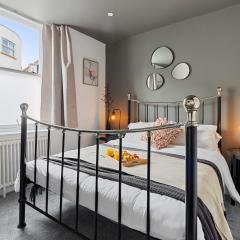 Beach access, Modern & Spacious 2 bed Apartment By The Sea, free parking, wifi, netflix