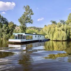 Houseboat - best place in Prague