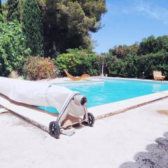 Offrez-vous un séjour dans notre studio T1 bis à Entressen Une grande piscine pour se rafraîchir ,un espace de jeux pour enfants pour des heures de divertissement Un terrain de pétanque pour des parties endiablées